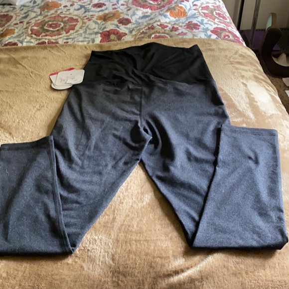 NWT, Isabel Maternity Gray Athletic Leggings - Picture 1 of 2